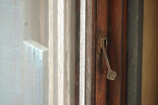 錠 – Antique Window Lock