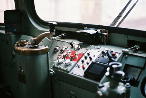 阪堺電車の運転席 – Tram control panel