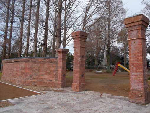 諸岡邸赤レンガ門塀 – Red brick wall and gate