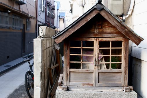 住宅街の地蔵尊 – Jizo hut