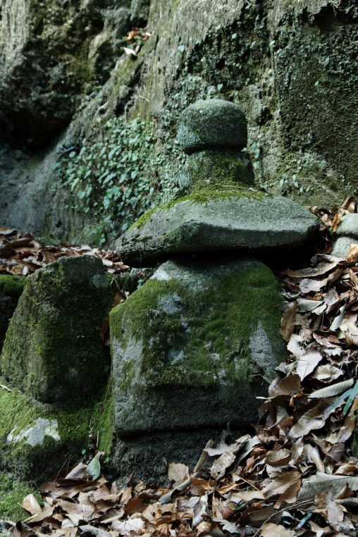 壊れかけの石塔 – Old stone pagoda
