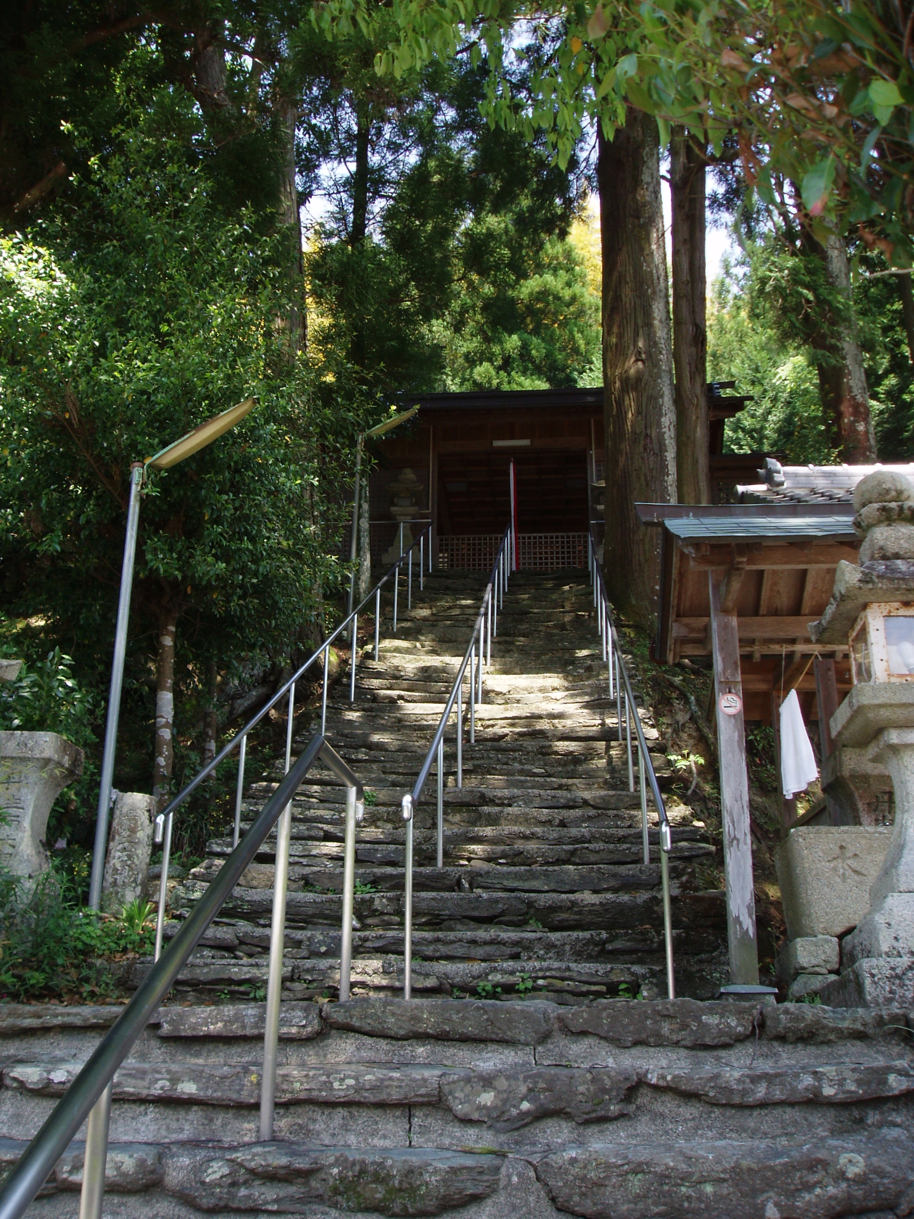 坂の上のお社 – Small shrine