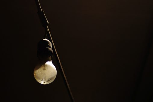 裸電球 – Unshaded bulb