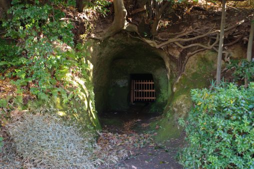 高井田横穴群(14枚) – Takaida Grotto Tombs (14 pics)