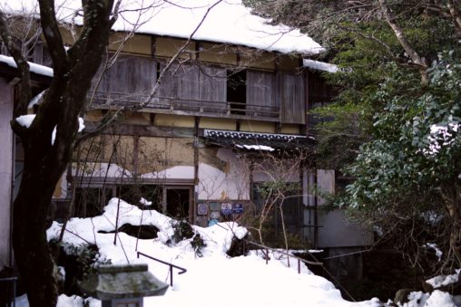 湯の山温泉の廃旅館 – Ruins at Yunoyama onsen town (5 pics)